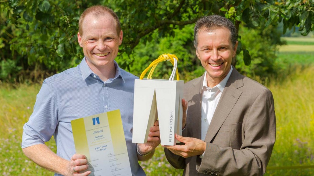 Ernst Gugler, CEO of the communication agency gugler*, hands over the TRIGOS award to Kasper Larsen from KLS PurePrint.